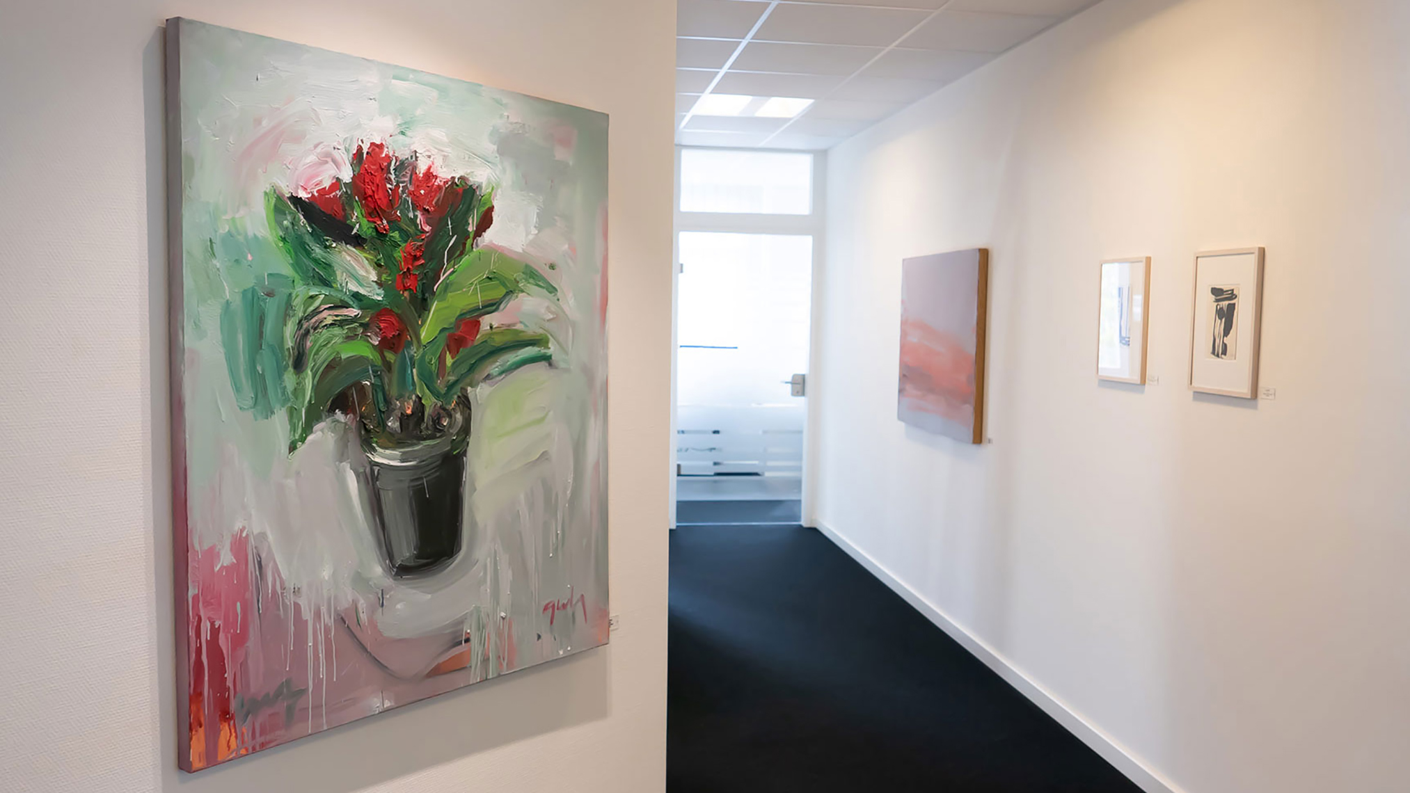 Bild zeigt ein Gemälde mit einer Blume in einer Vase und den Flur der Räumlichkeiten