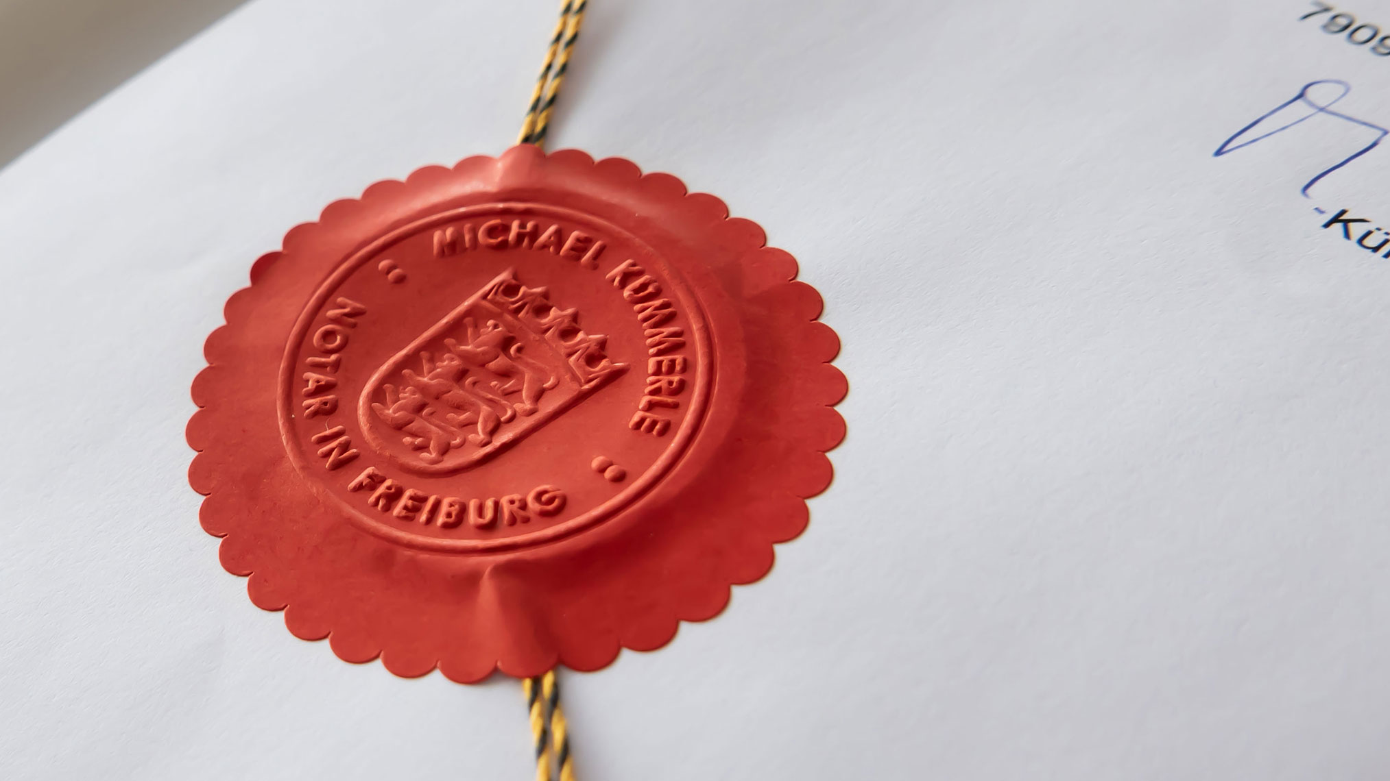 Bild zeigt ein rotes Siegel von Notar Kümmerle auf einem Papier