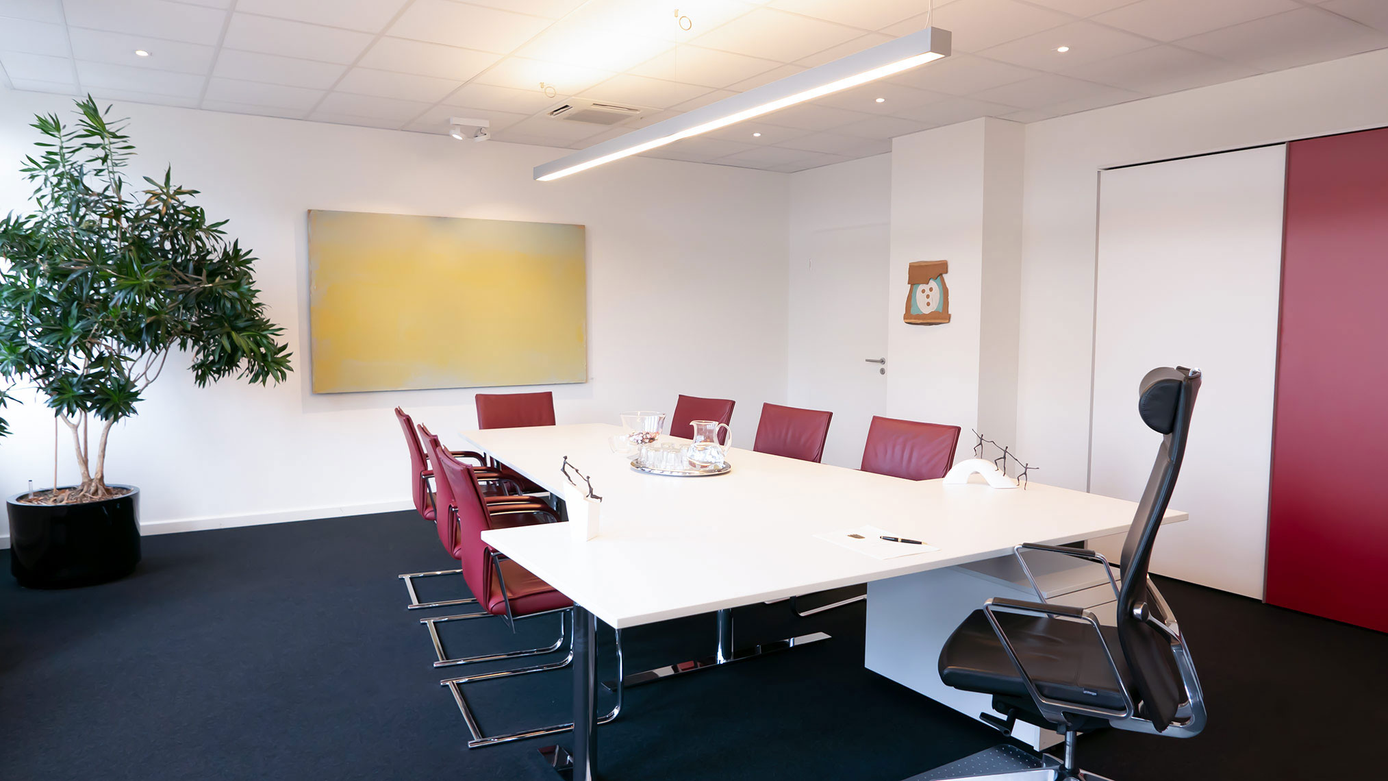 Bild zeigt den Besprechungsraum mit einem großen Tisch und Stühlen
