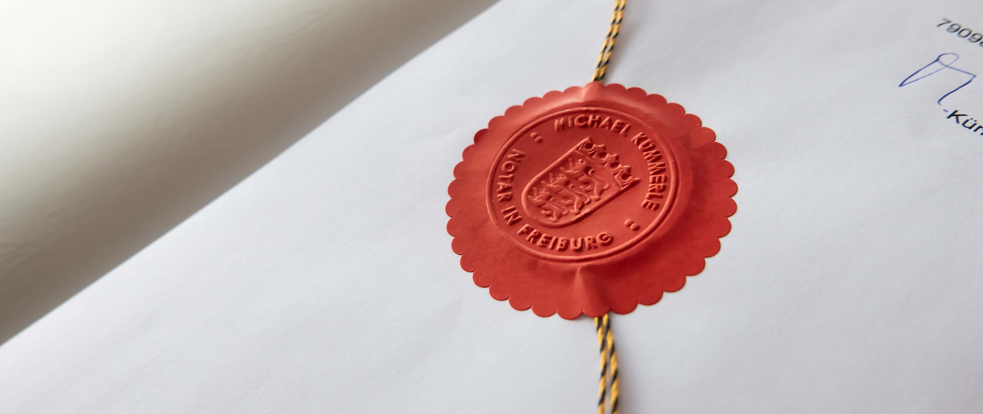 Bild von roten Sigel auf einem Papier von Notar Michael Kümmerle